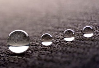 Wassertropfen in Reihe